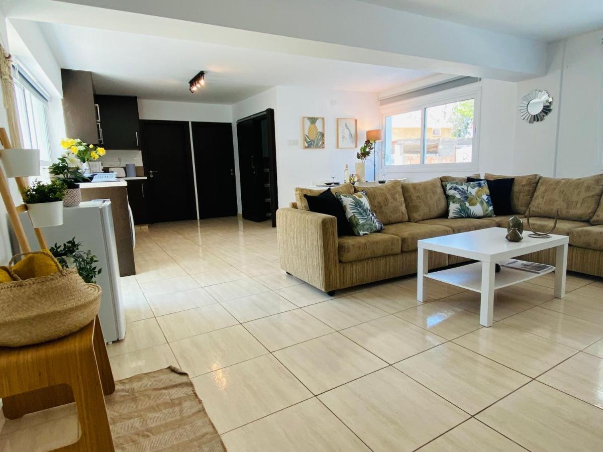 Serena'S 2-Br Apartment In Larnaca Buitenkant foto